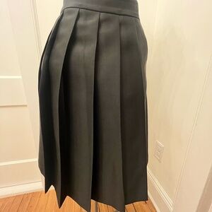 PLEATED BLACK SKIRT